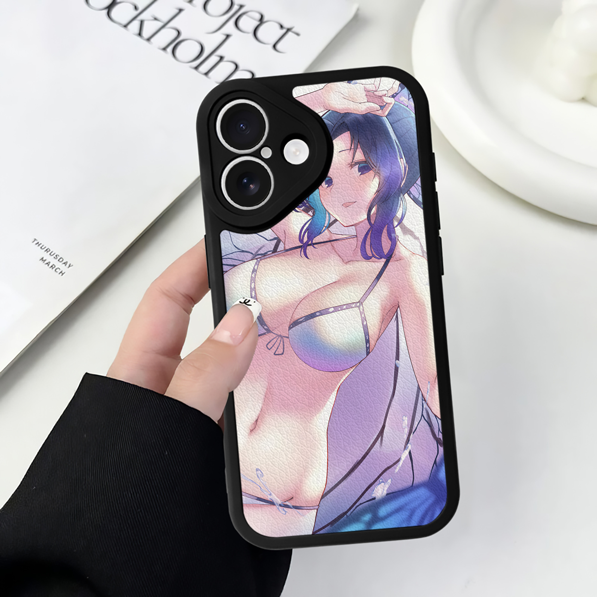 （画像用） 鬼滅の刃（きめつのやいば）蟲柱-胡蝶 しのぶ／こちょう しのぶ Kochou Shinobu 【iPhone 16シリーズ対応】シリコンスマホケース（レザー調） 材質：シリコン